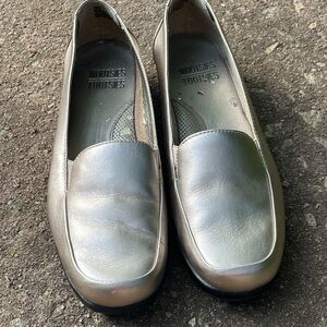 Mootsies Tootsies Gold Metallic Flats. 8.5